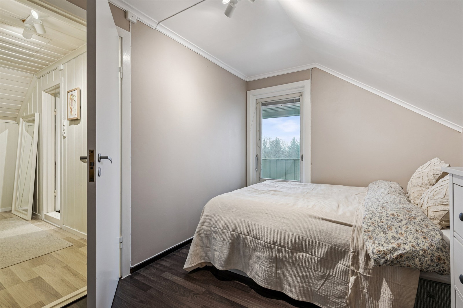 Soverommene er samlet i andre etasje, noe som skaper en privat og rolig sone. Fra soverommet er det utgang til verandaen. Galleribilde