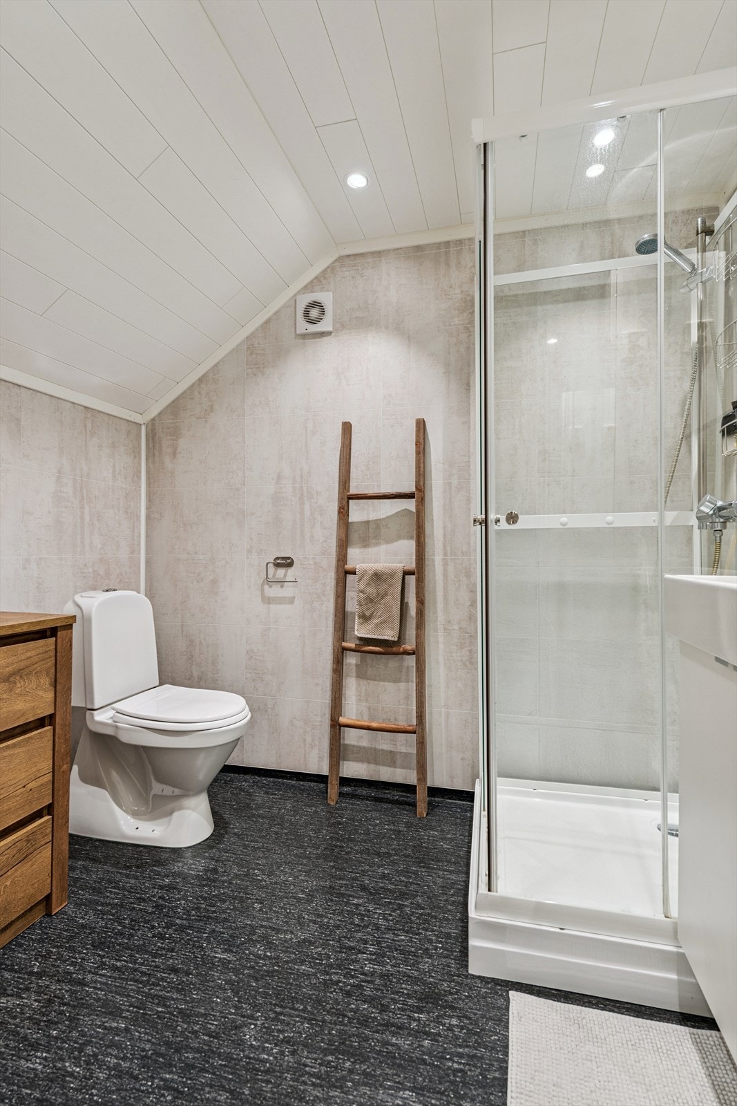 Badet i andre etasje er modernisert med tidløse materialvalg. Galleribilde