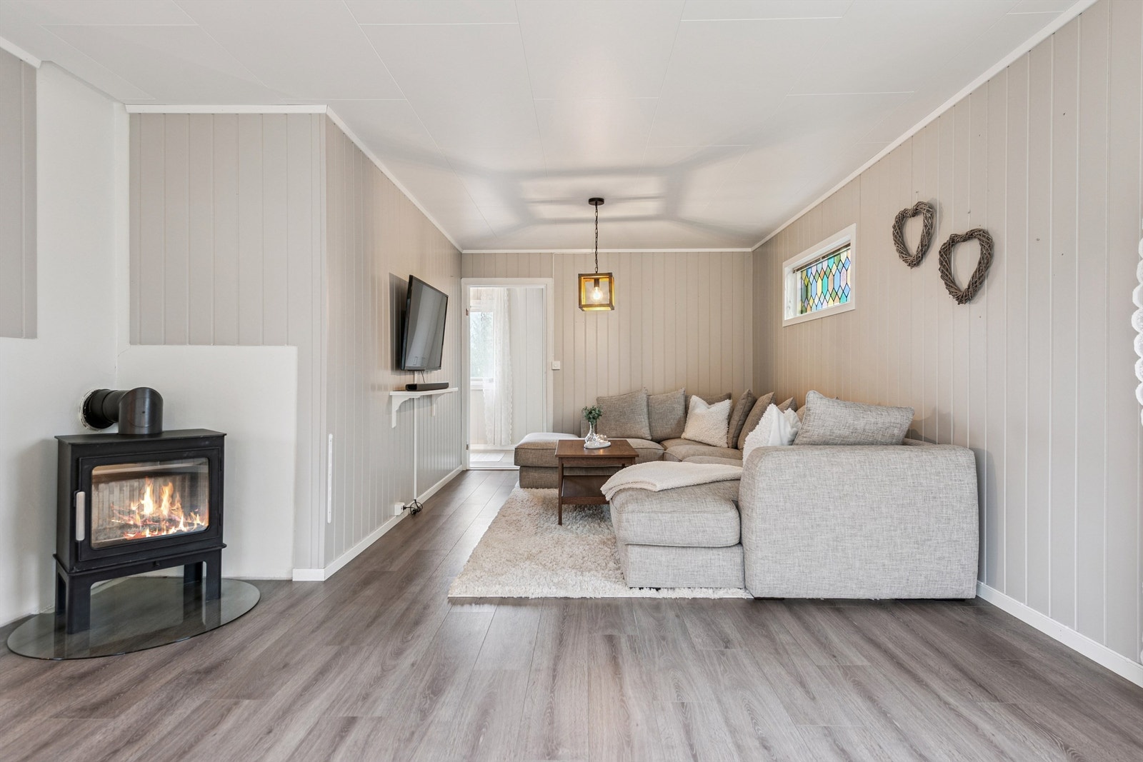 Boligens oppvarming er bl.a. peisovn og ny varmepumpe. Galleribilde