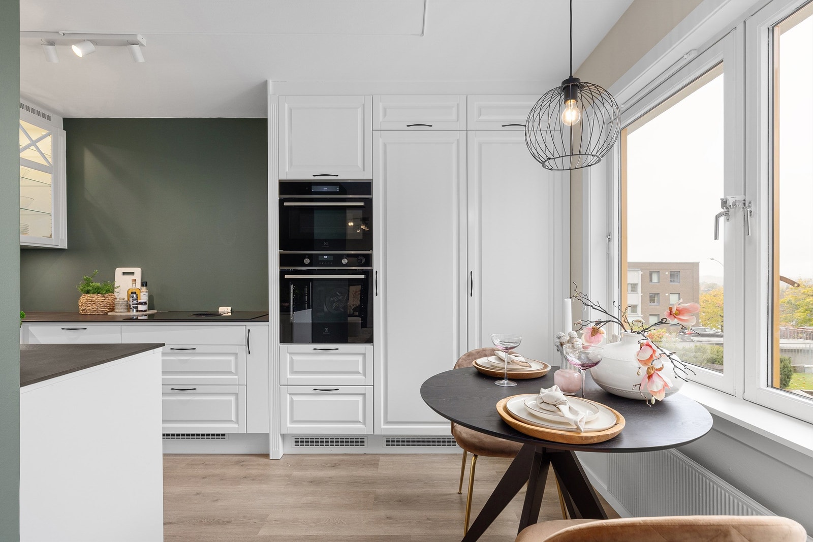 Lekkert og svært påkostet kjøkken fra 2021 med profilerte fronter. På kjøkkenet er det plass til spisebord, perfekt for hyggelige frokoster. Galleribilde