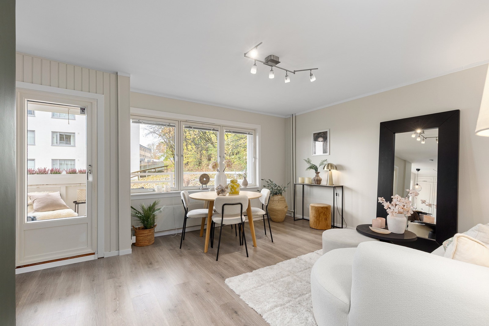 Leiligheten har store vindusflater som gir rikelig med naturlig lys i stuen. Fra stuen er det utgang til balkongen. Galleribilde