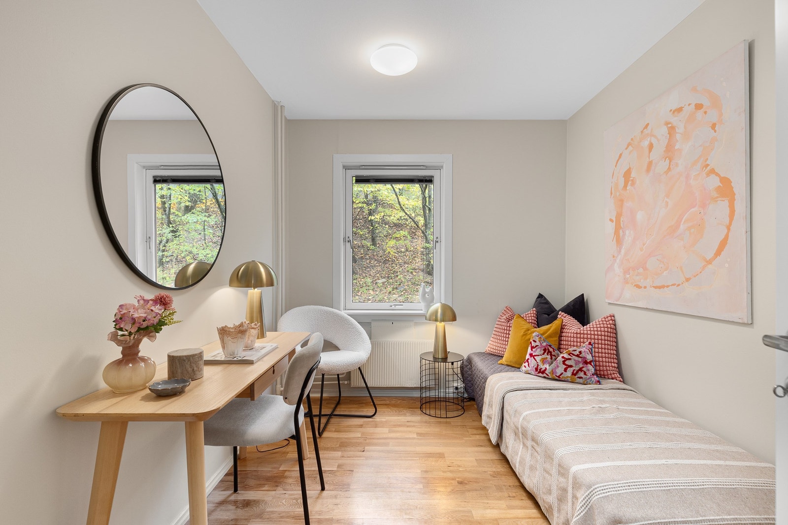 Soverom 2 med plass til seng, skrivebord og garderobeskap. Galleribilde