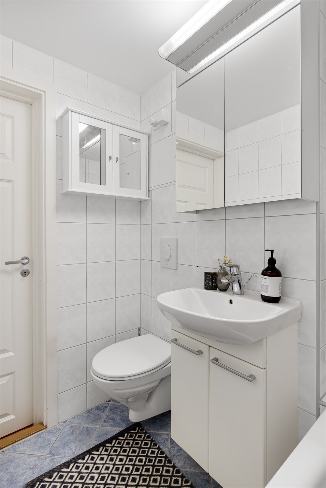 Badet har lys og nøytral innredning. Galleribilde