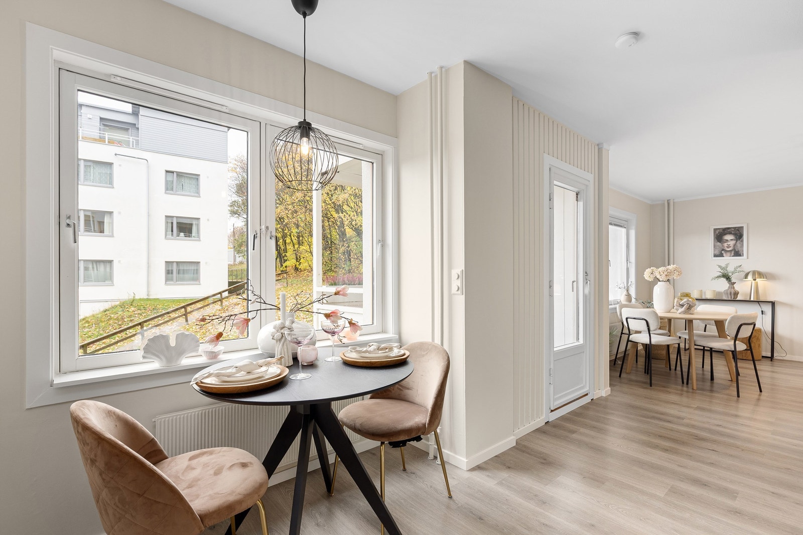 Det er plass til flere hyggelige sitteplasser, perfekt for alle anledninger. Galleribilde