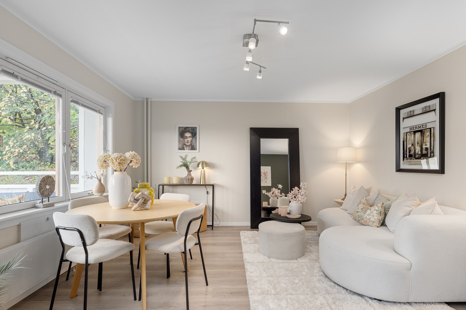 Stuen er lys og delikat med god plass til en koselig sofagruppe og spisebord. Galleribilde