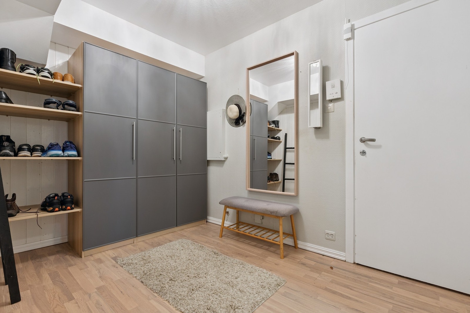 Her er det rikelig med plass til oppbevaringsmøblement. Galleribilde