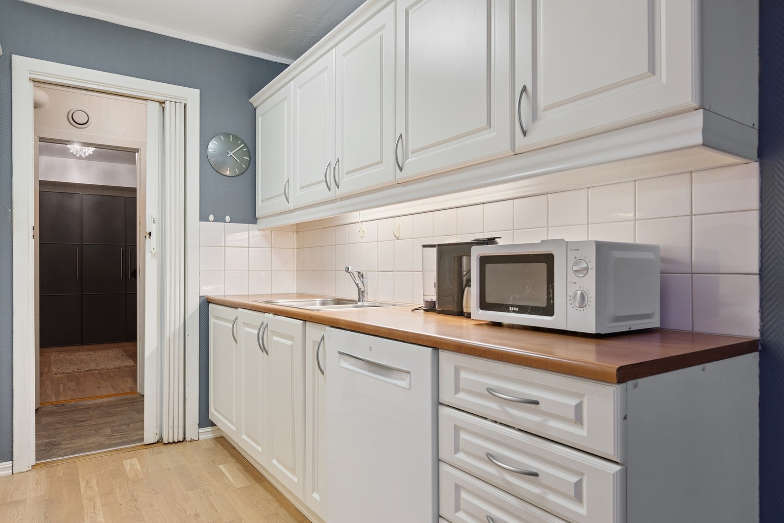 Kjøkkenet er innredet med opplegg for oppvaskmaskin, mekanisk avtrekksvifte over stekesonen og stoppekran. Det er installert varmepumpe i stue. Galleribilde