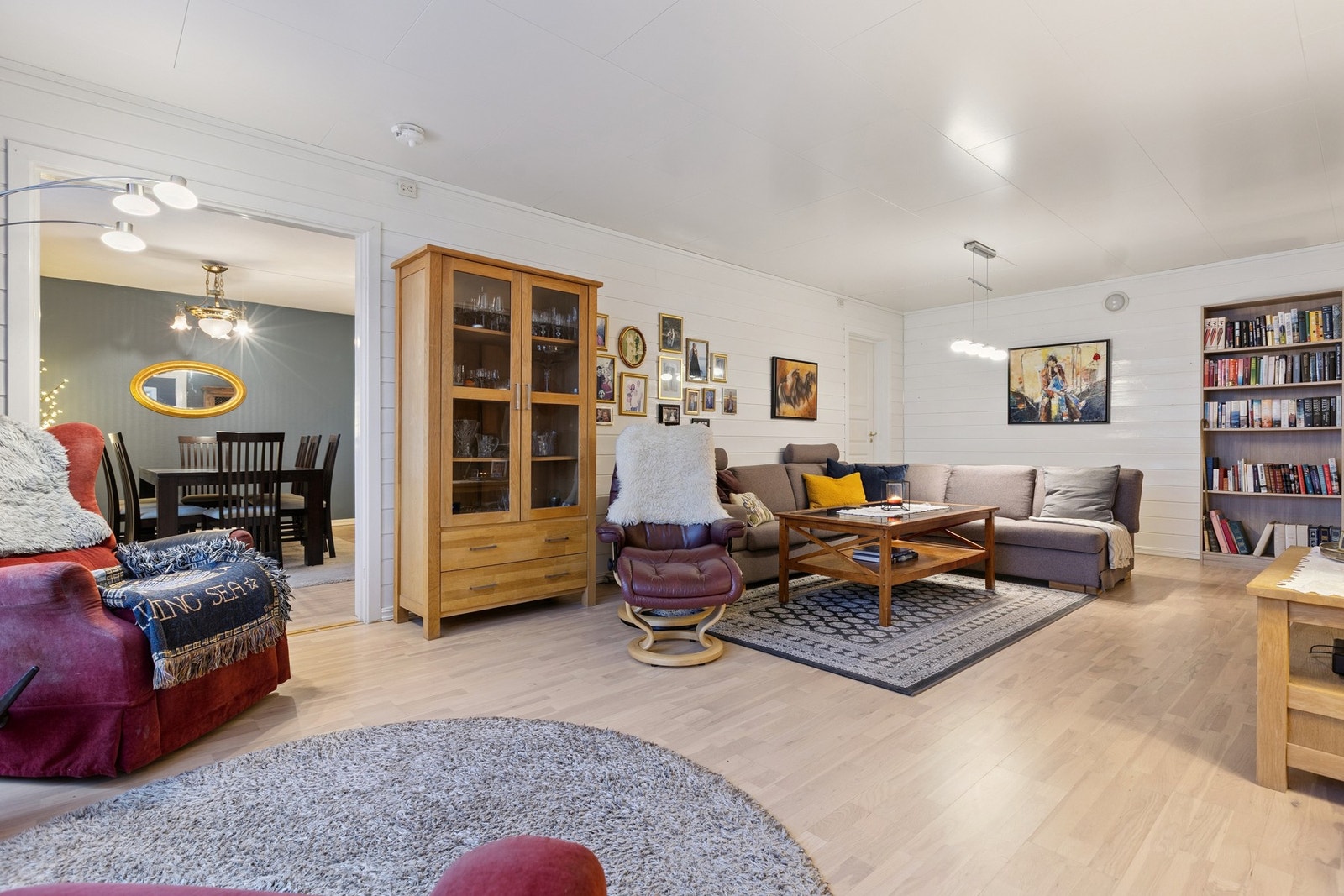 Rom for å innrede stue med flere sittegrupper. Galleribilde