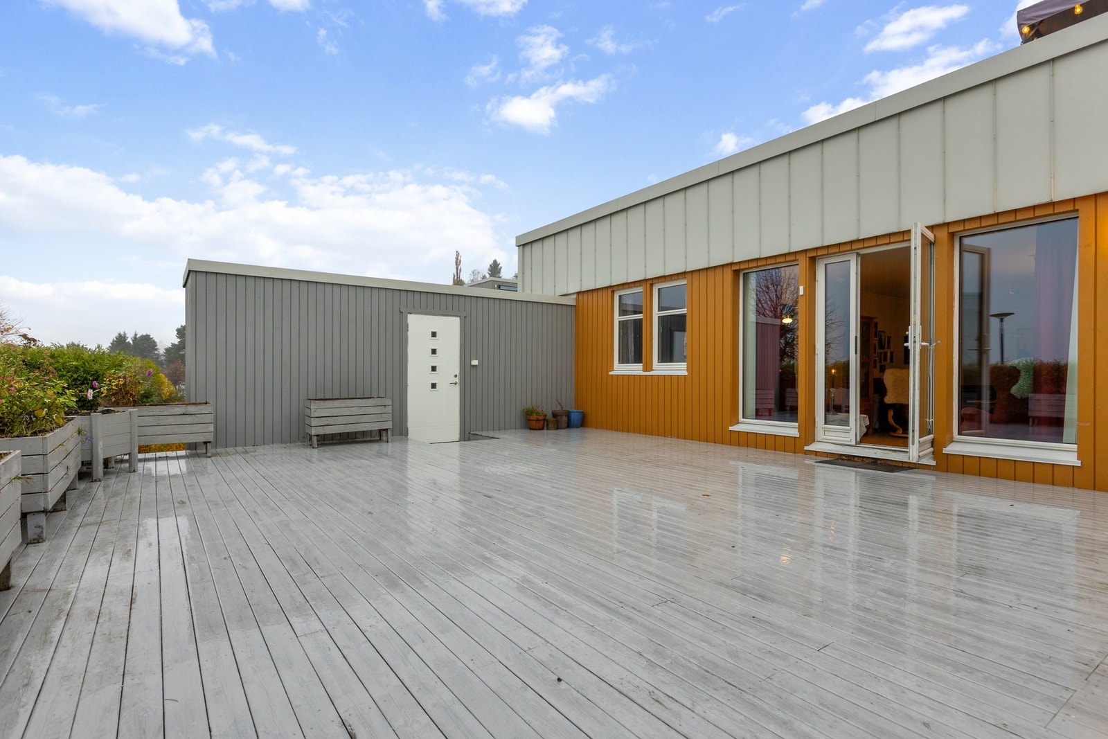 Stor terrasse på 67 kvm med utebod. Galleribilde