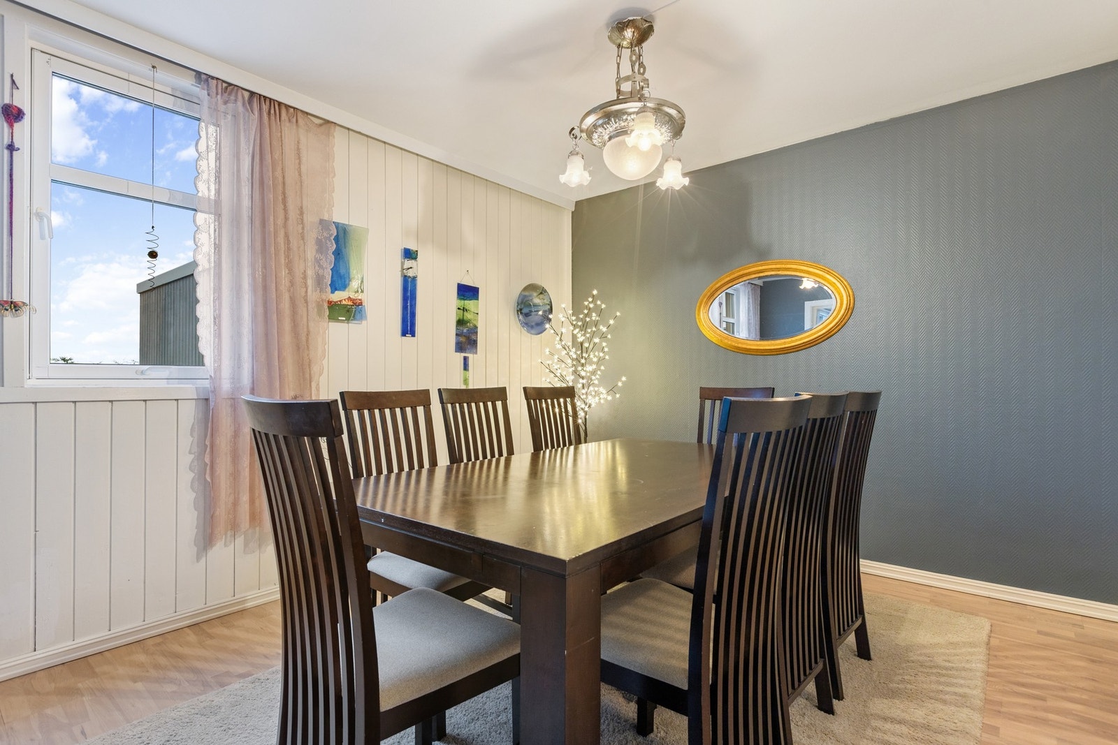 Med en romslig og innbydende spisestue har du et godt samlingspunkt for familien. Galleribilde