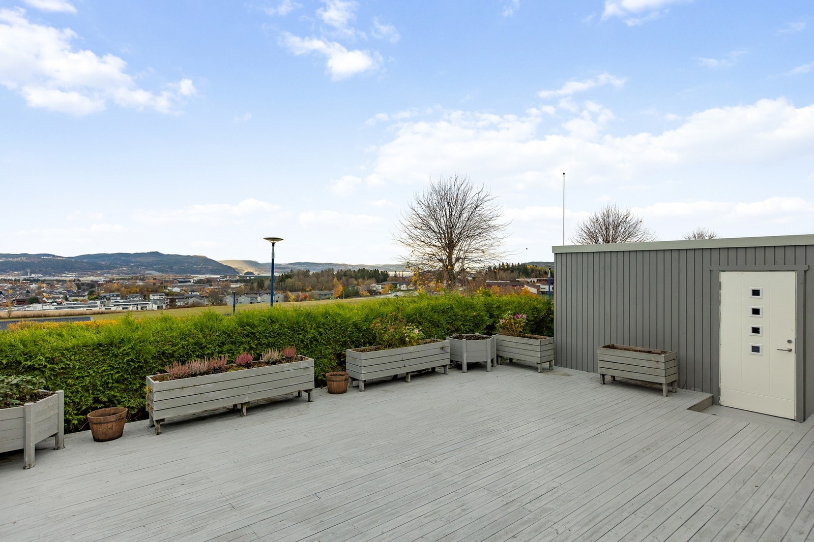 Upåklagelig utsikt mot Stjørdal og fjell. Galleribilde