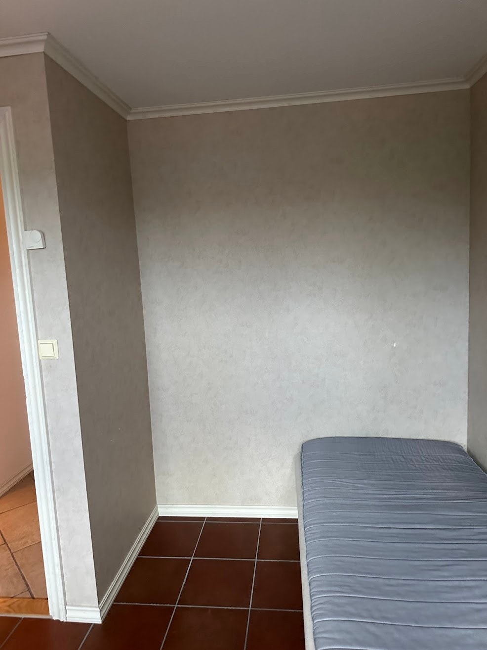 Soverommet har seng og garderobe Galleribilde