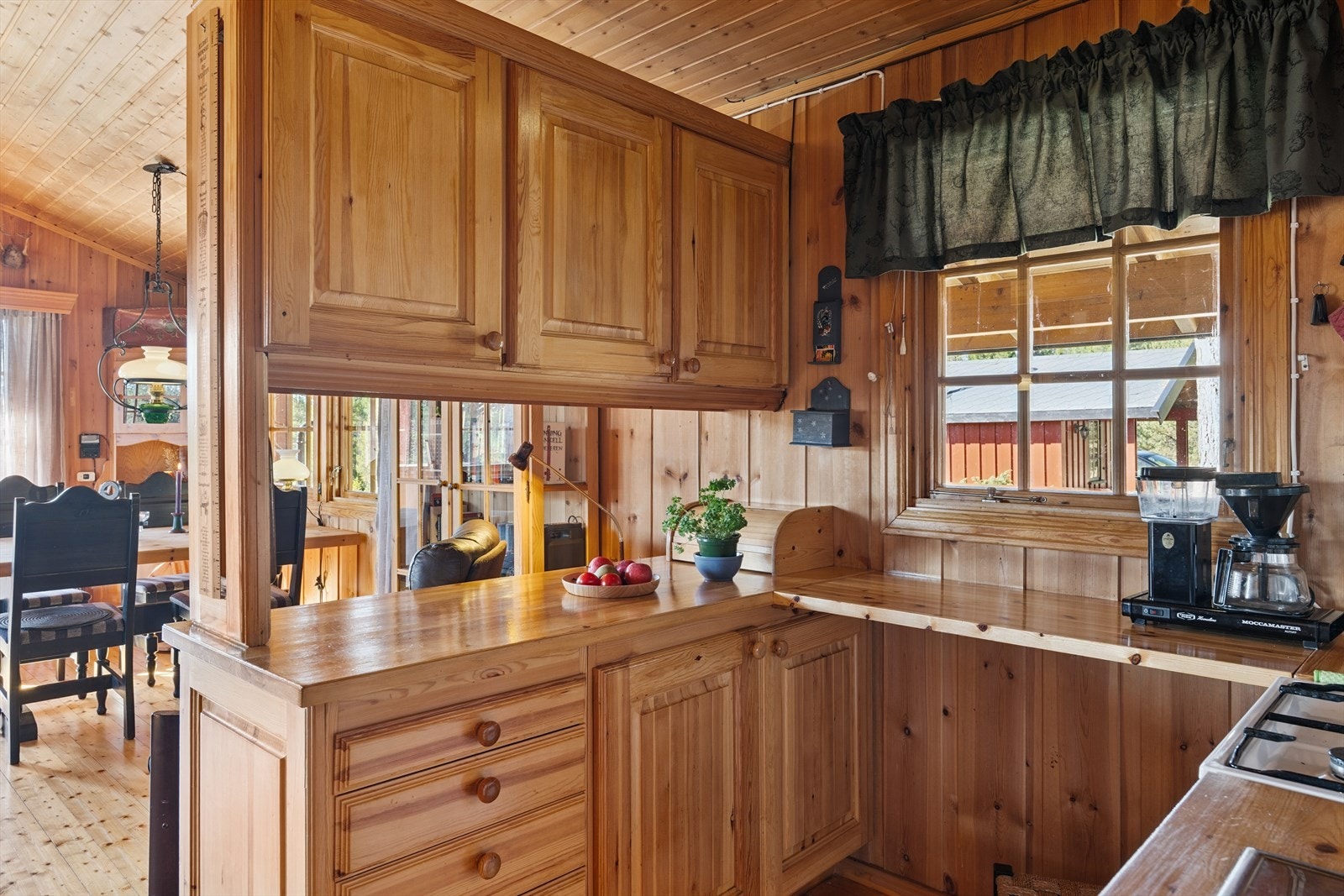 Kjøkkeninnredning i heltre med over- og underskap. Galleribilde