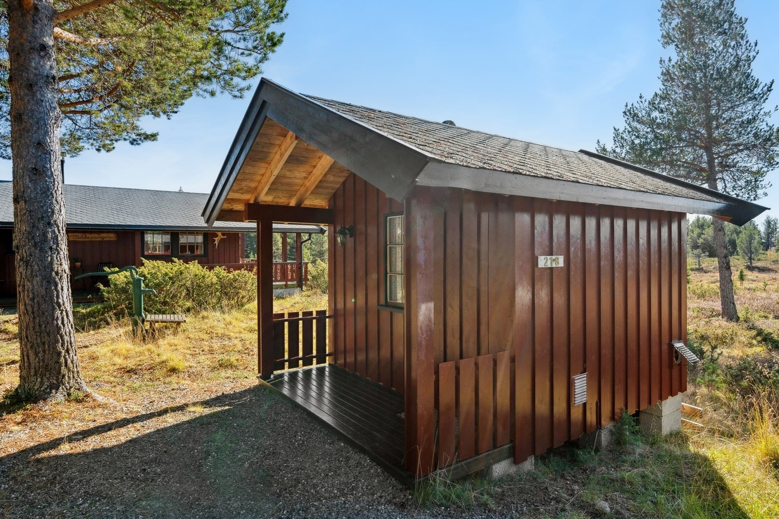 Uthus med bod og do-rom. Galleribilde