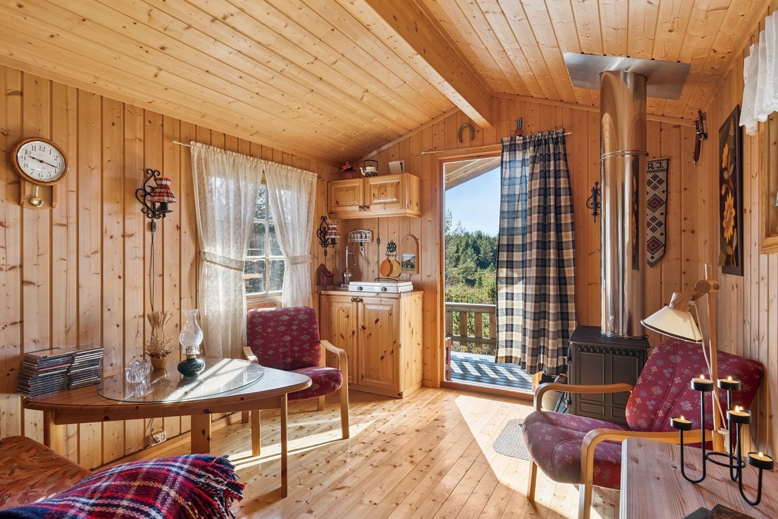 Oppholdsrom i anneks, med vedovn. Galleribilde