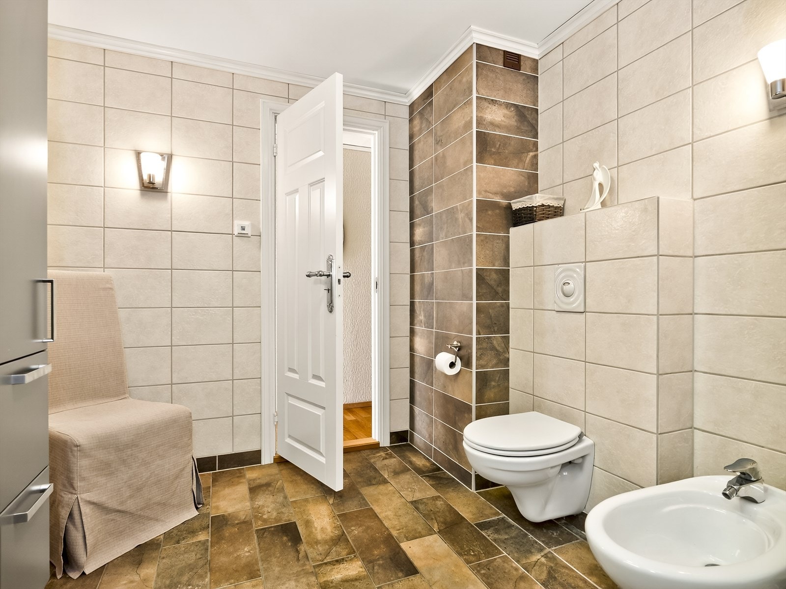 Badet er på hele 7 kvm og har varme i gulv Galleribilde