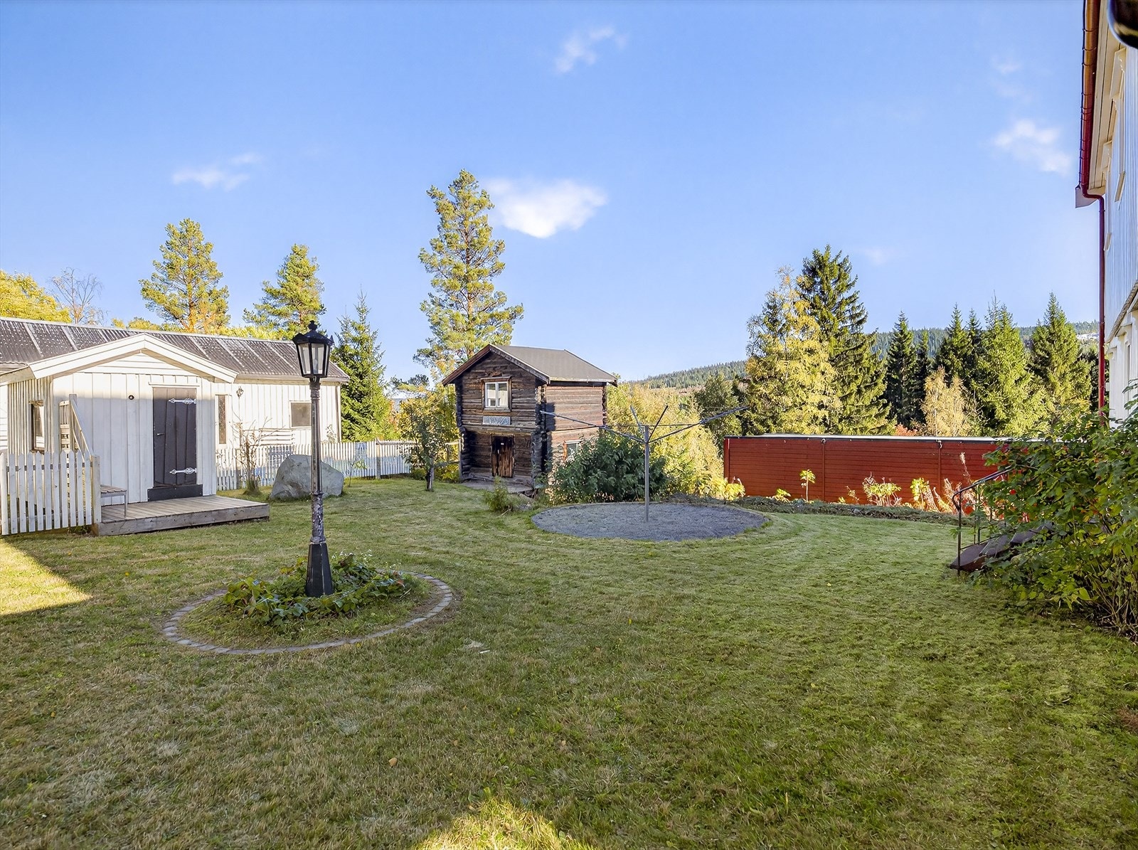 Eiendommen byr på en flott, opparbeidet tomt med god plass til uteaktiviteter Galleribilde