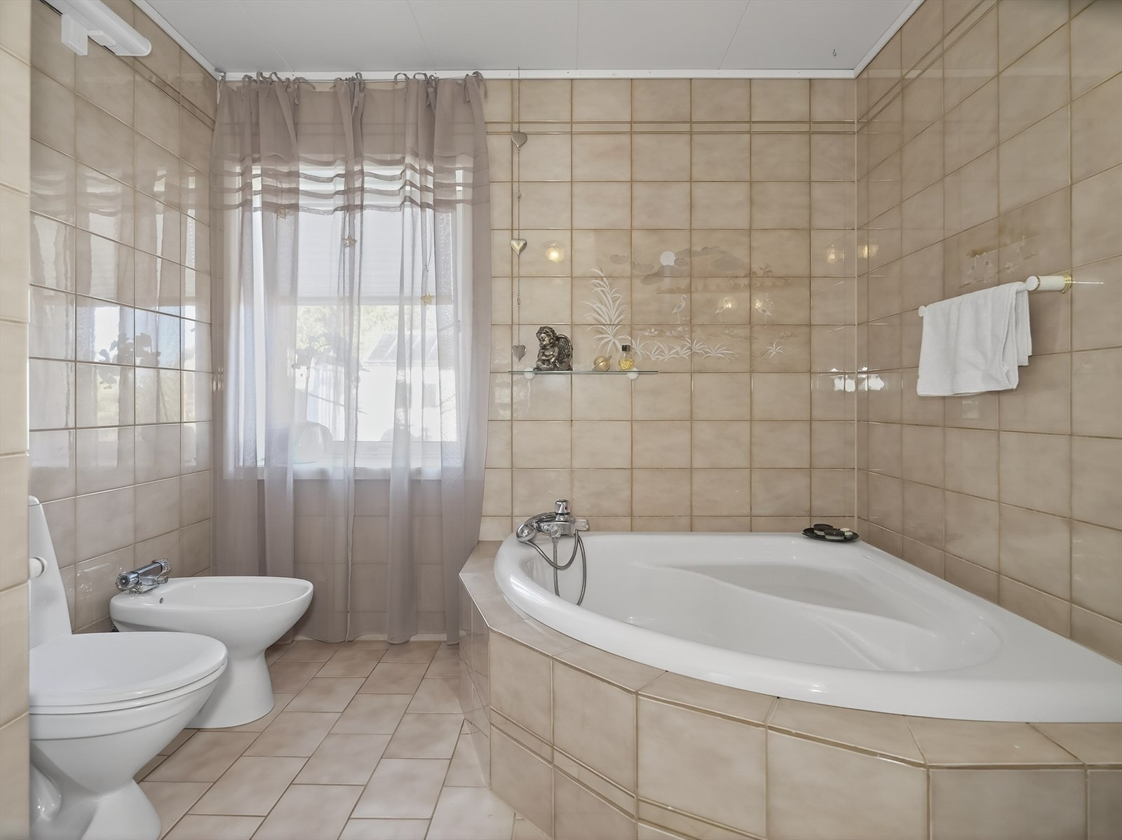 Flott og flislagt bad på 7 kvm med badekar Galleribilde