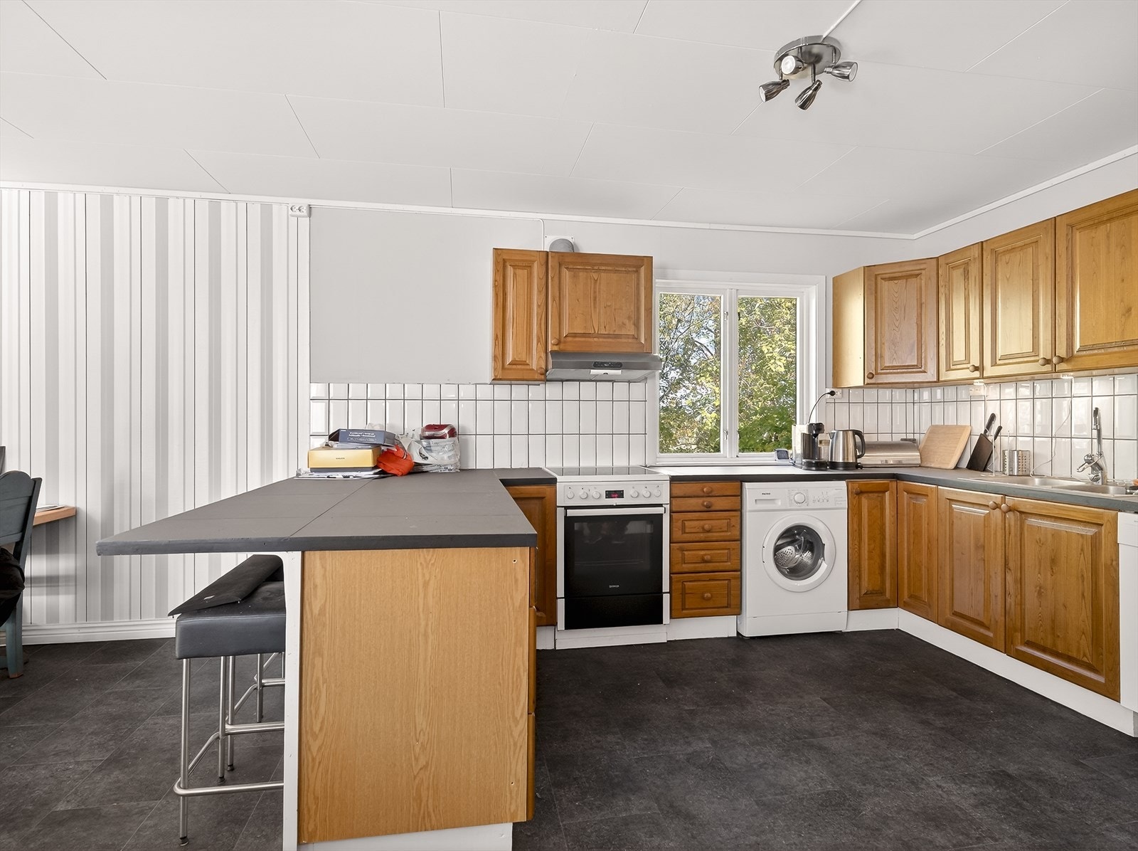 Kjøkkenet og stua i uthuset er på hele 41 kvm Galleribilde