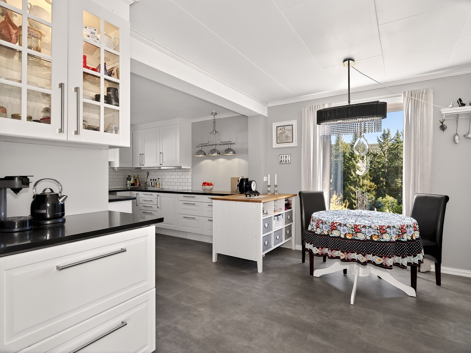 Kjøkkenet er praktisk adskilt fra stuen, og er på hele 20,5 kvm Galleribilde