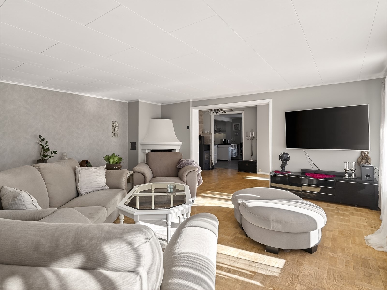 Stua er romslig med gode innredningsmuligheter i flere sosiale soner Galleribilde