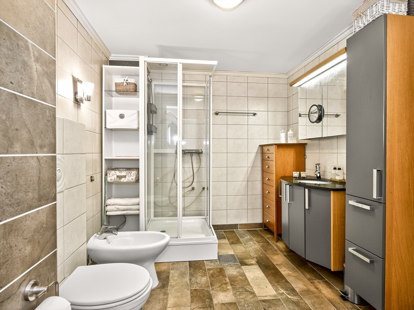 Det er satt inn dusjkabinett, dette skåner baderommet for vann direkte på flis Galleribilde