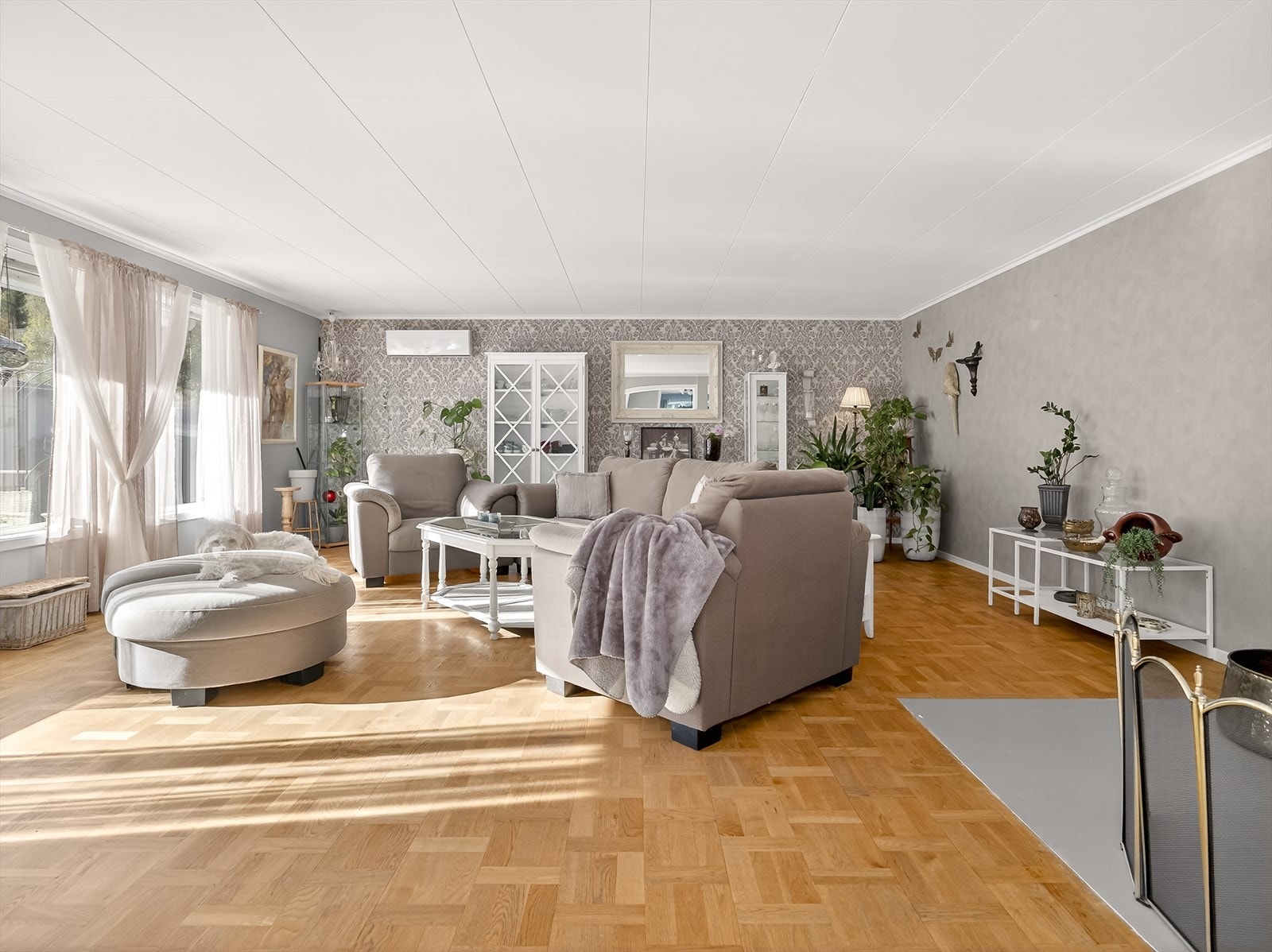 Store vindusflatene gir boligen rikelig med naturlig lys, flott utsikt og en luftig, romslig atmosfære Galleribilde