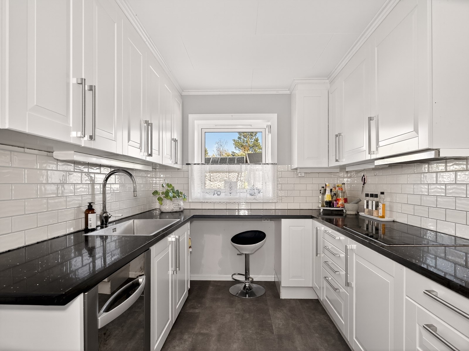 Kjøkkenet har fått TG-1 av takstmann og fremstår i god stand Galleribilde