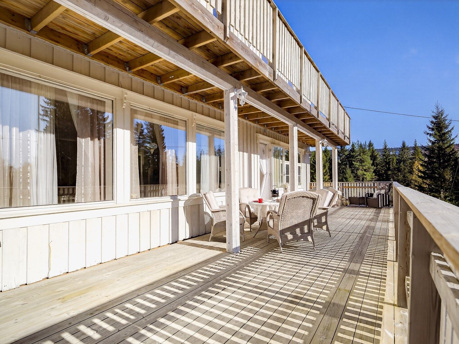 Boligens terrasse er på hele 45kvm med god plass til sittegruppe Galleribilde