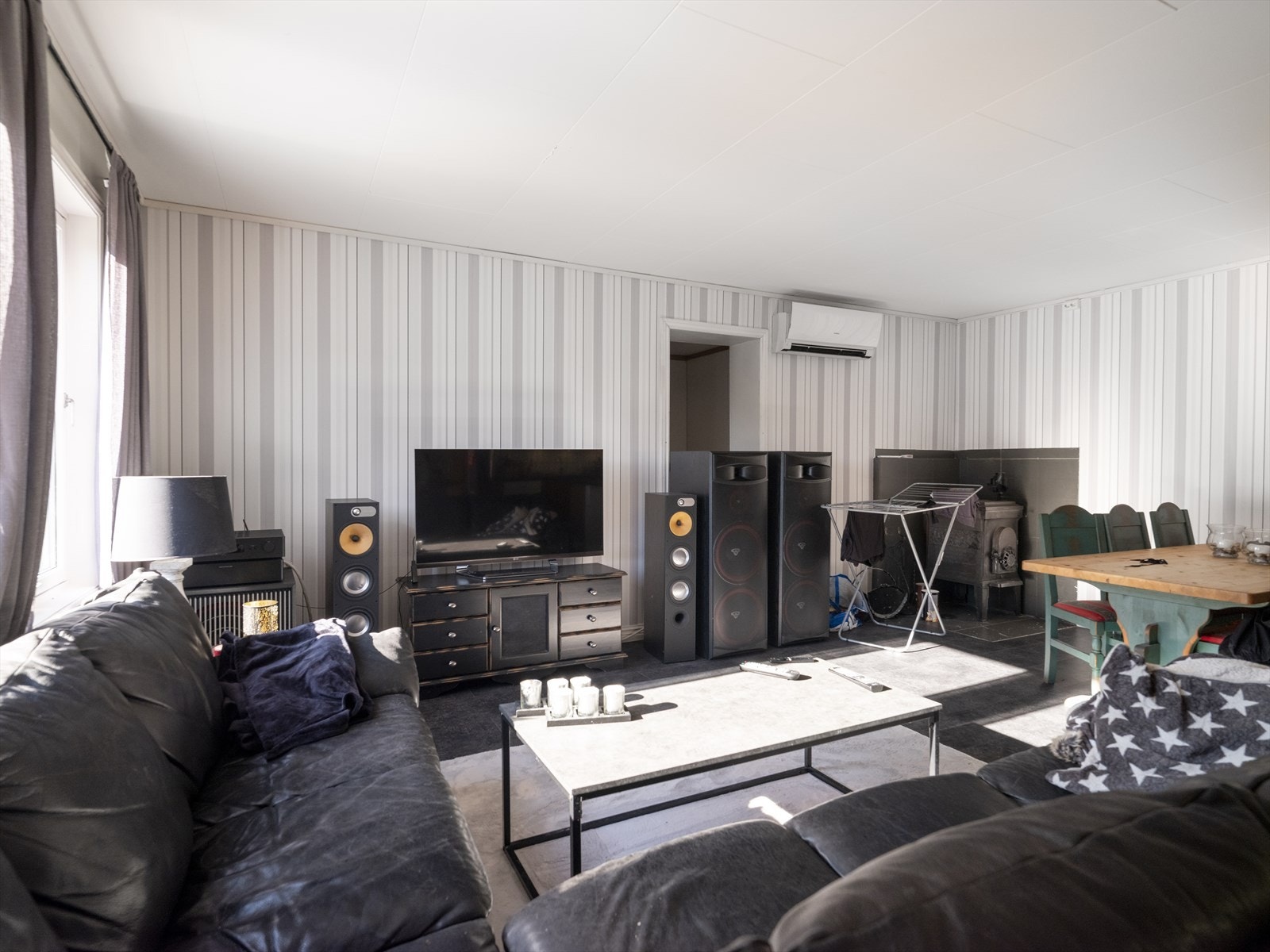 Uthuset inneholder entre, stue, kjøkken, gang, bad og soverom Galleribilde