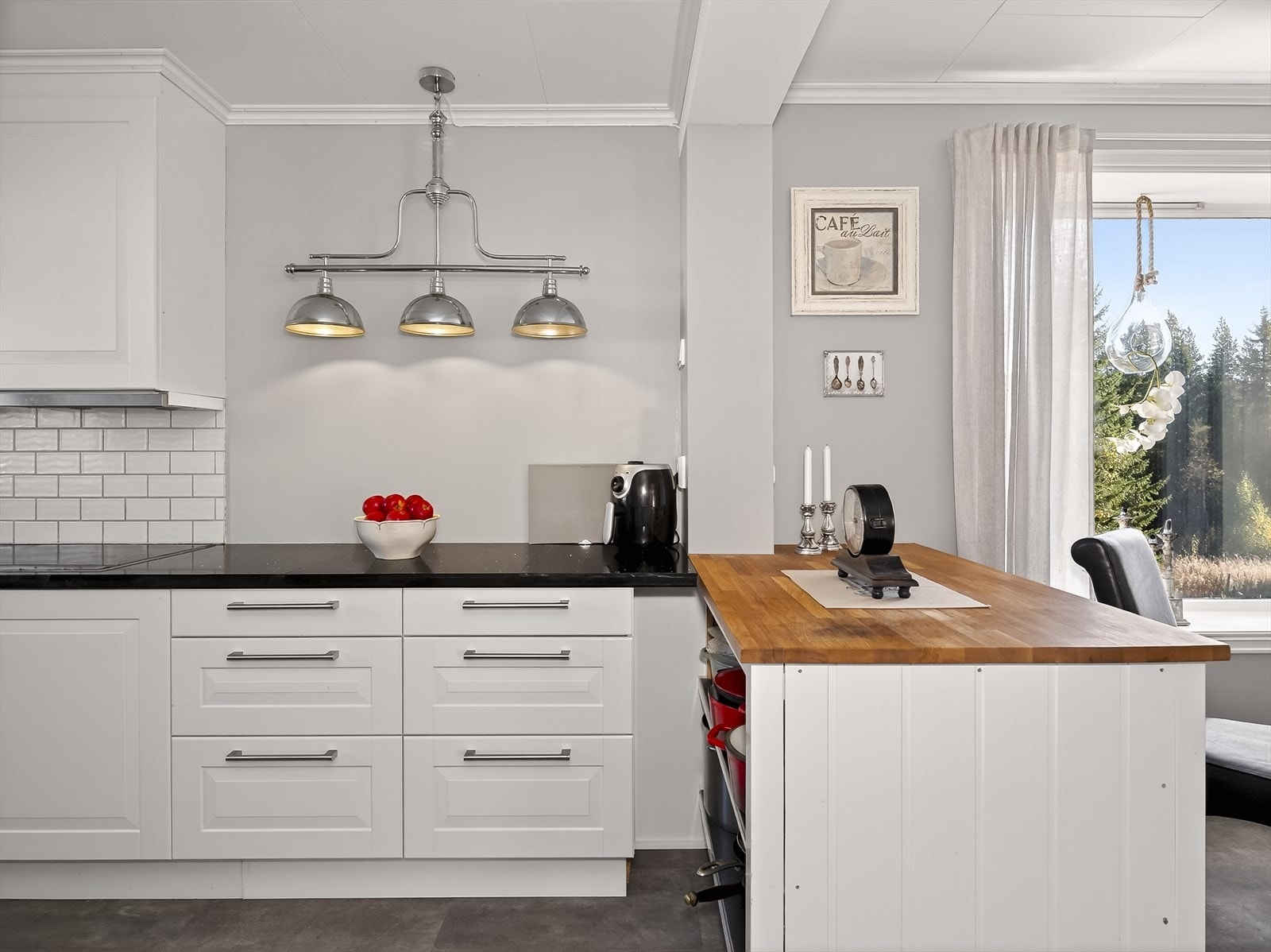 Flott innredning med profilerte fronter Galleribilde