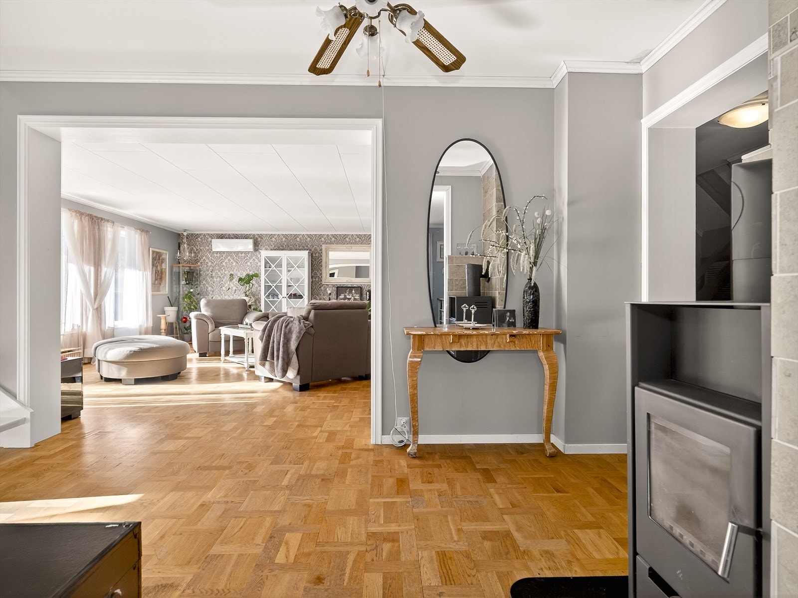 Boligen varmes opp både med varmepumpe og vedfyring Galleribilde