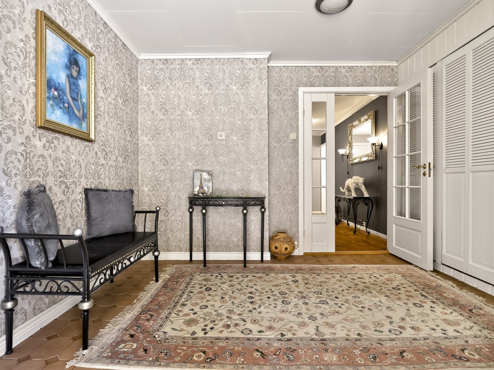 Entréen byr på rikelig med plass til garderobeløsning og annet møblement Galleribilde