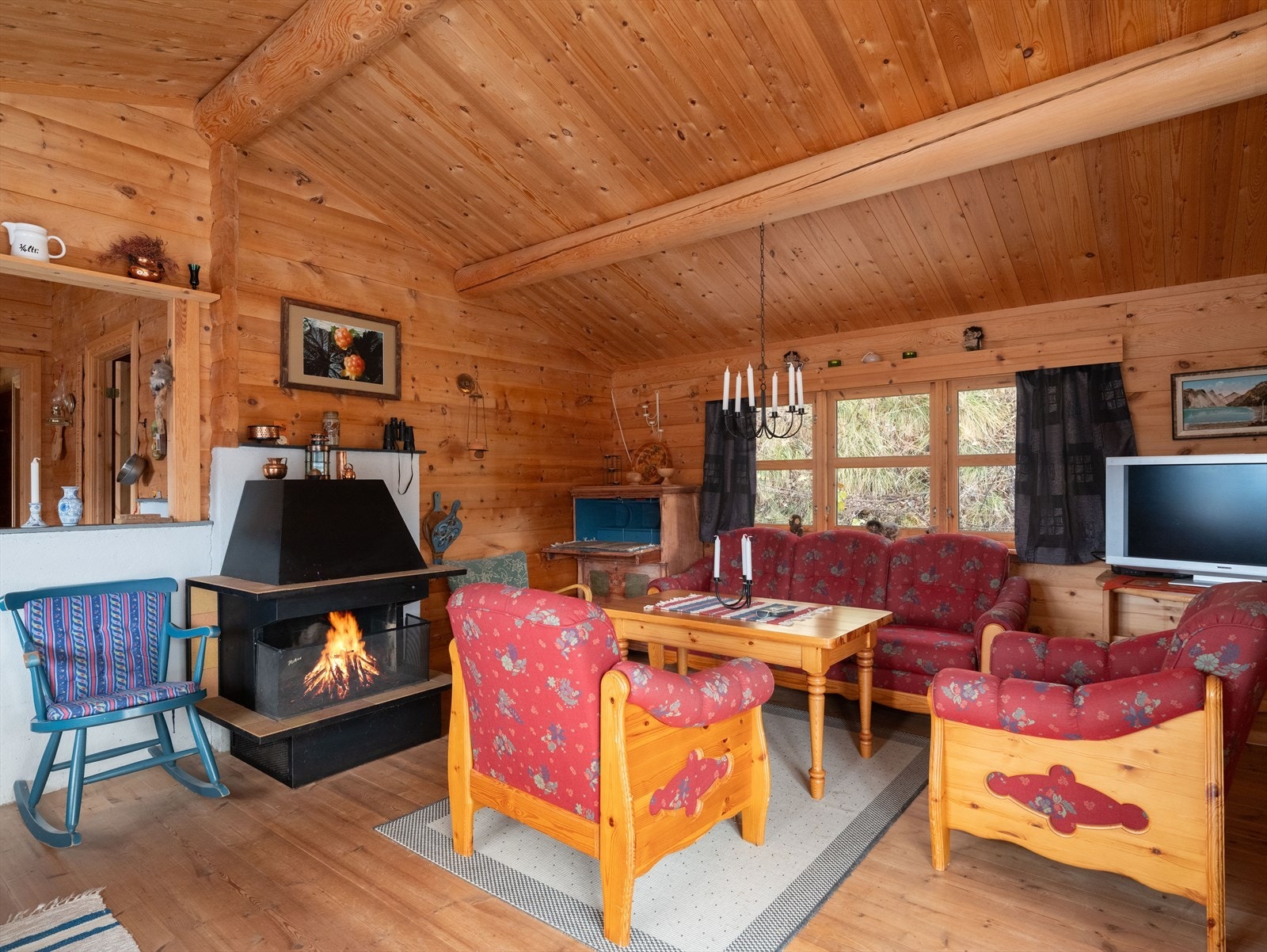 Hytta er ei klassisk tømmerhytte med god atmosfære Galleribilde