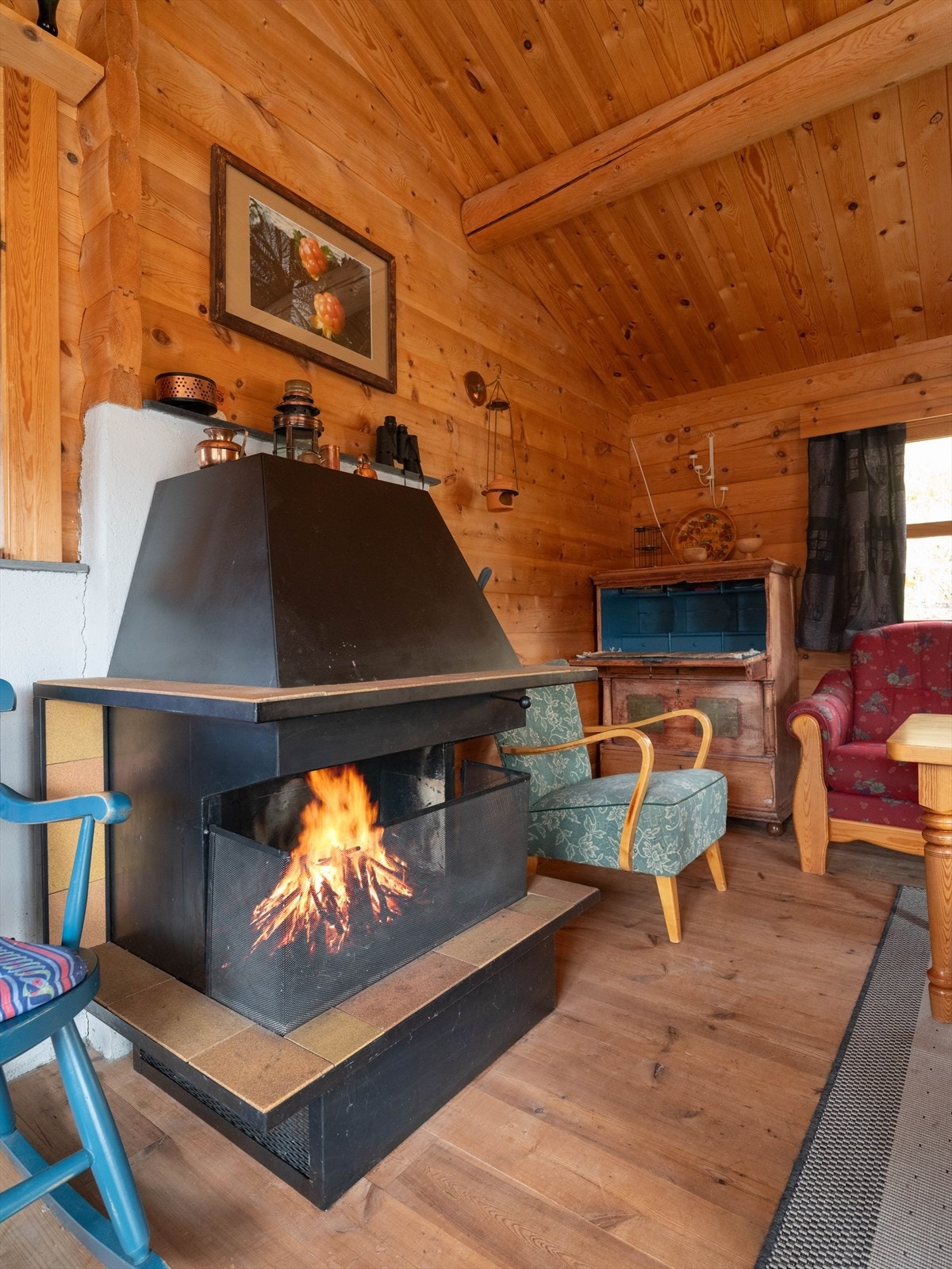 Vedfyring som hovedoppvarming gir en ekte hyttefølelse og lun og god varme Galleribilde