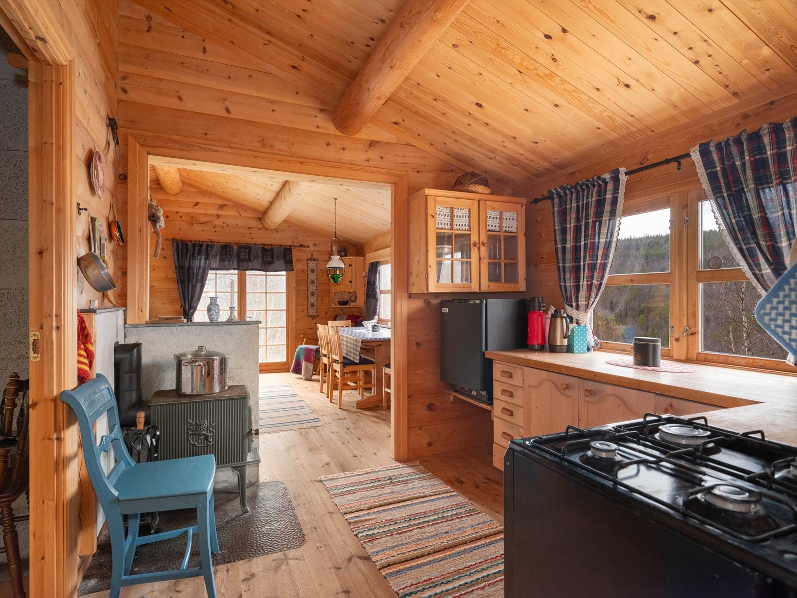 God plass til spisegruppe og flere soner med møblering Galleribilde