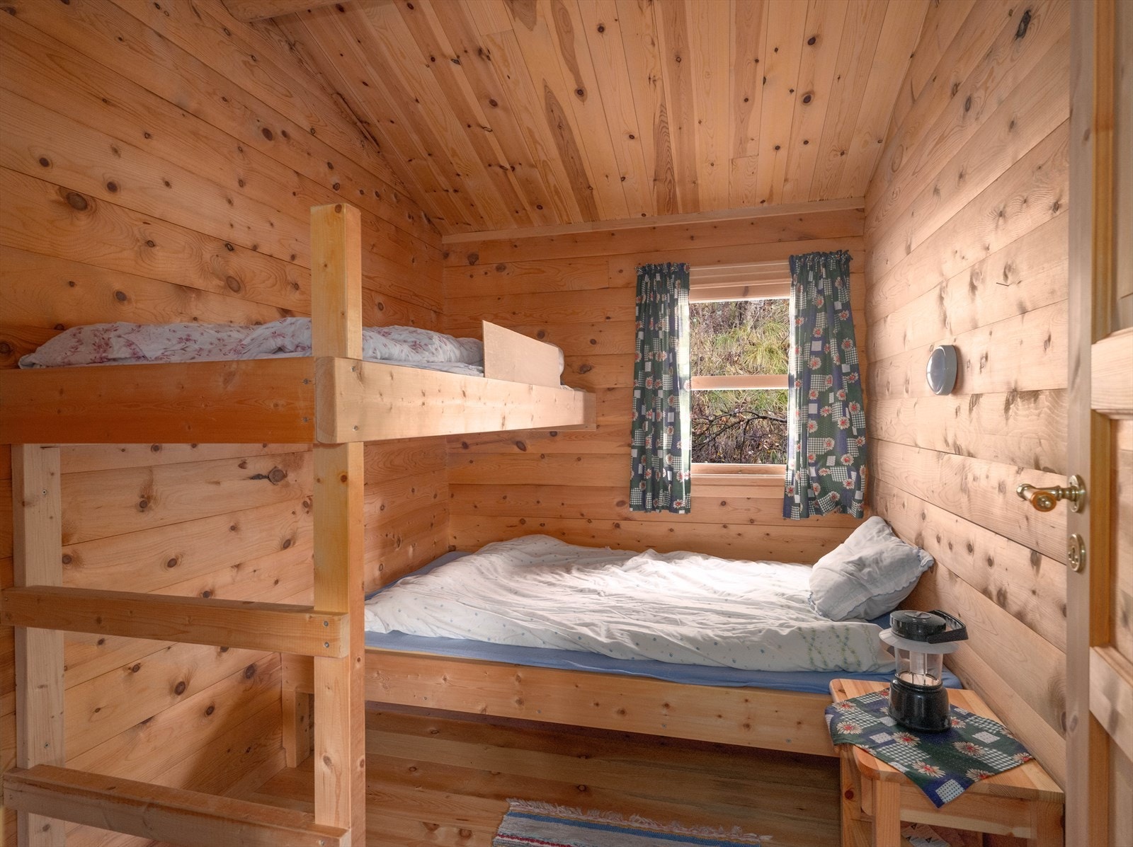 Soverommene er praktisk innredet med plassbygde senger Galleribilde