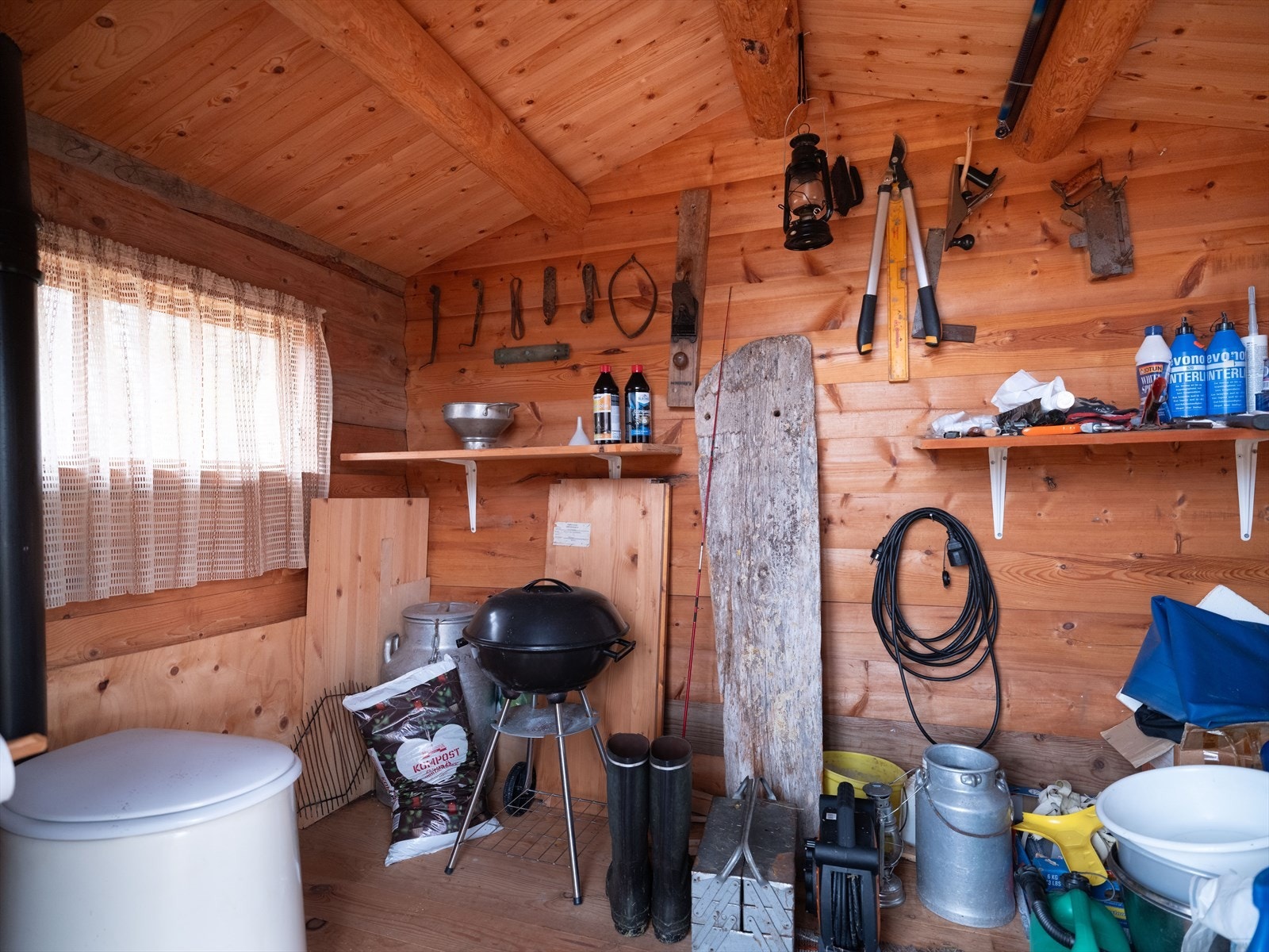 Praktisk og romslig utebod/utedo Galleribilde