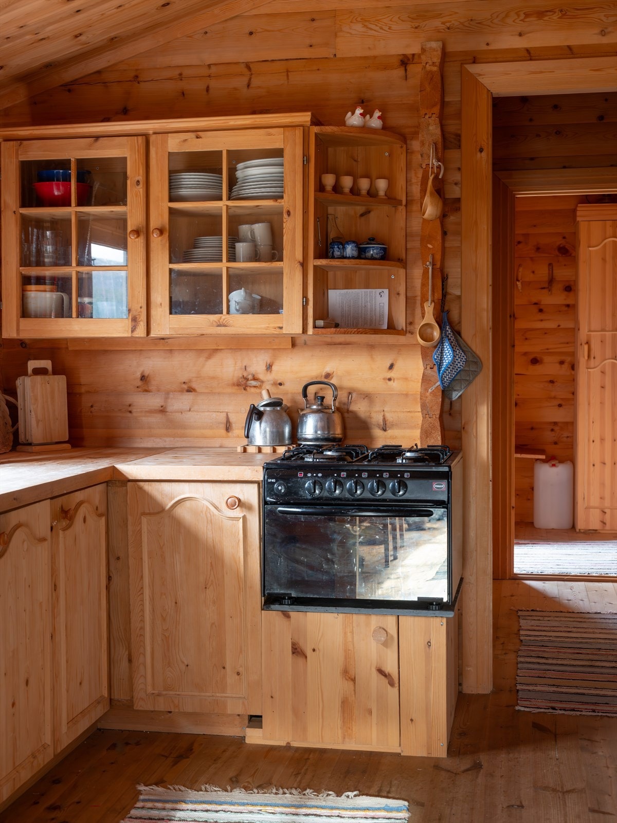 Romslig kjøkken med godt med skap og benkeplass Galleribilde