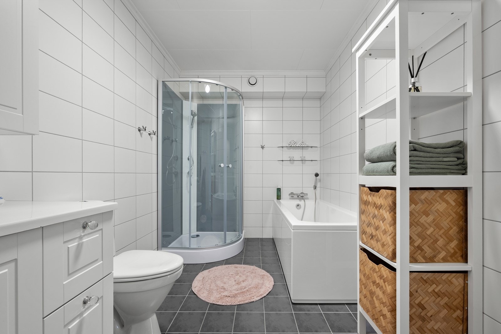 Rommet har innredning med nedfelt servant, toalett, dusjkabinett og badekar. Galleribilde