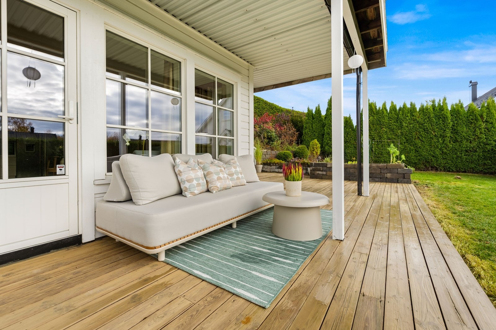 Utgang til stor, sydvestvendt terrasse fra stuen. Galleribilde