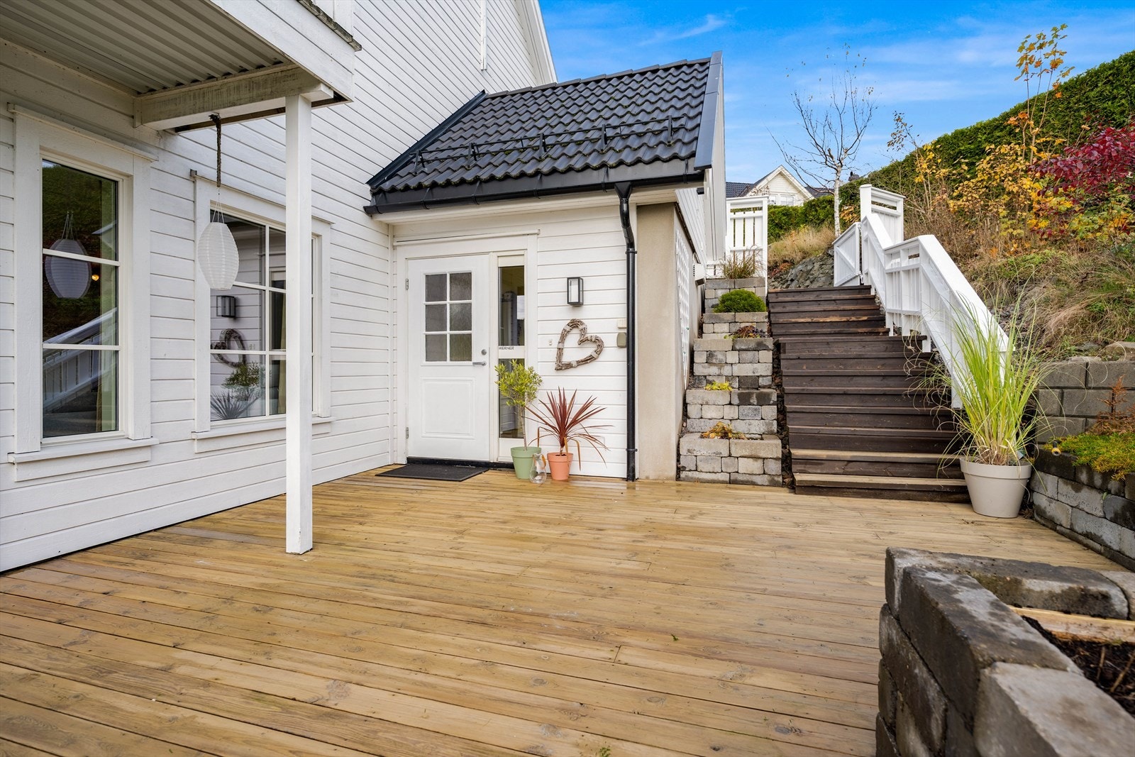 Hyggelig uteplass i forbindelse med inngangspartiet. Galleribilde