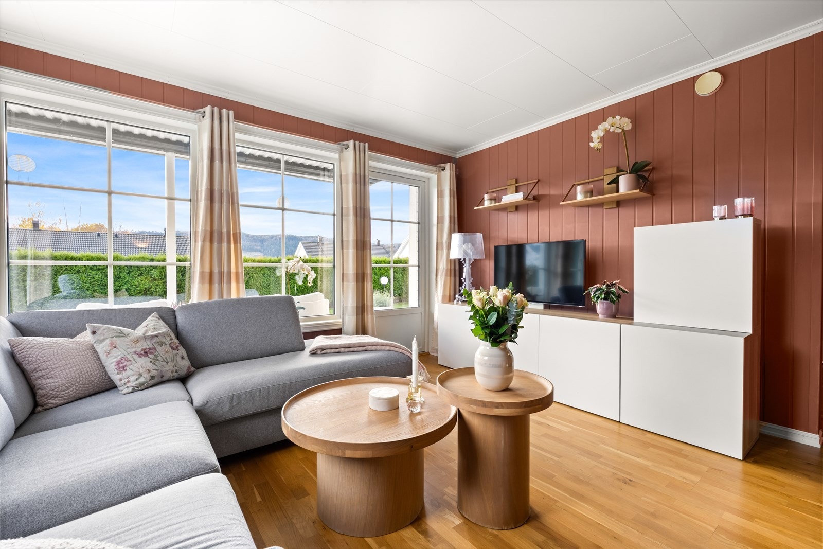 Store vindusflater sørger for godt, naturlig lys. Galleribilde