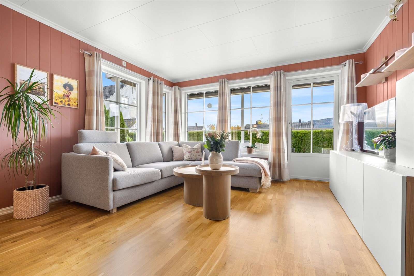 Store vindusflater sørger for godt, naturlig lys. Galleribilde