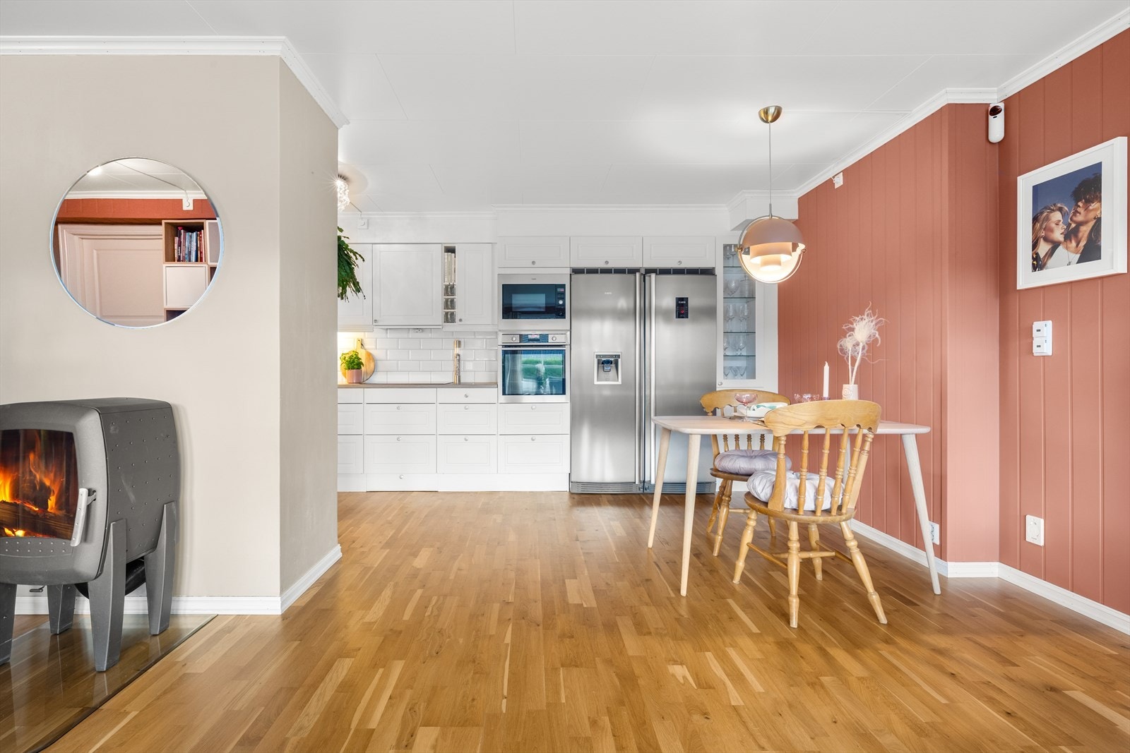 Åpen, sosial løsning mellom stue og kjøkken. Galleribilde