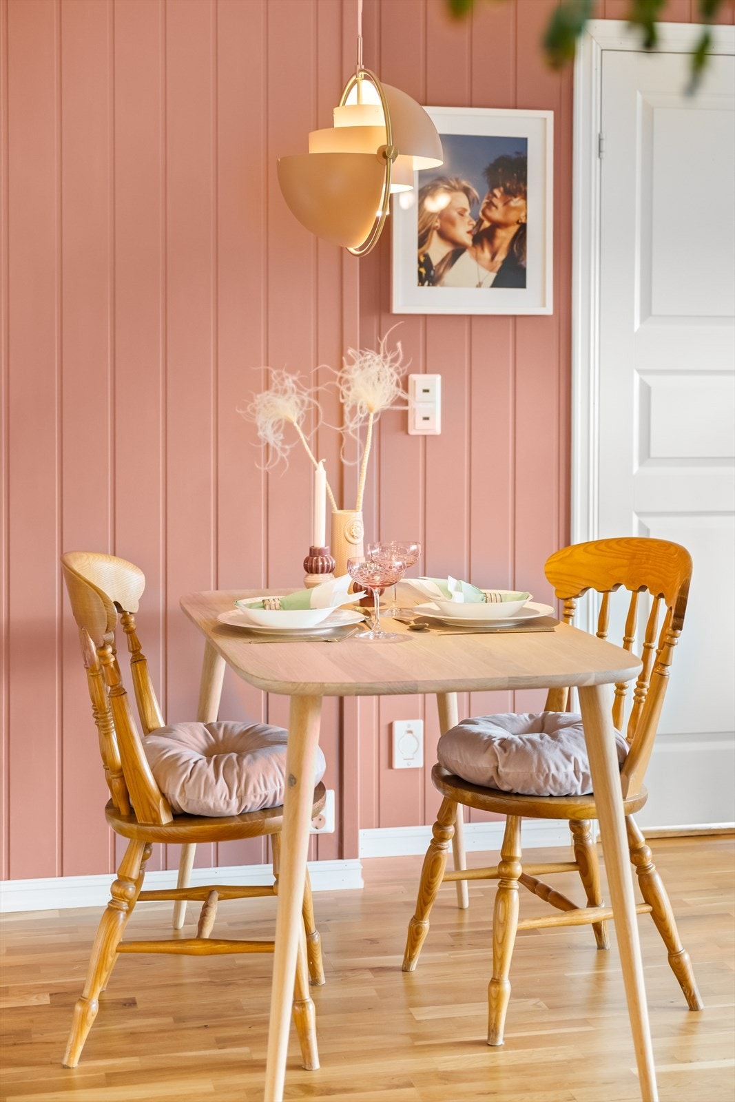 Hyggelig spiseplass i tilknytning til kjøkkenet. Galleribilde