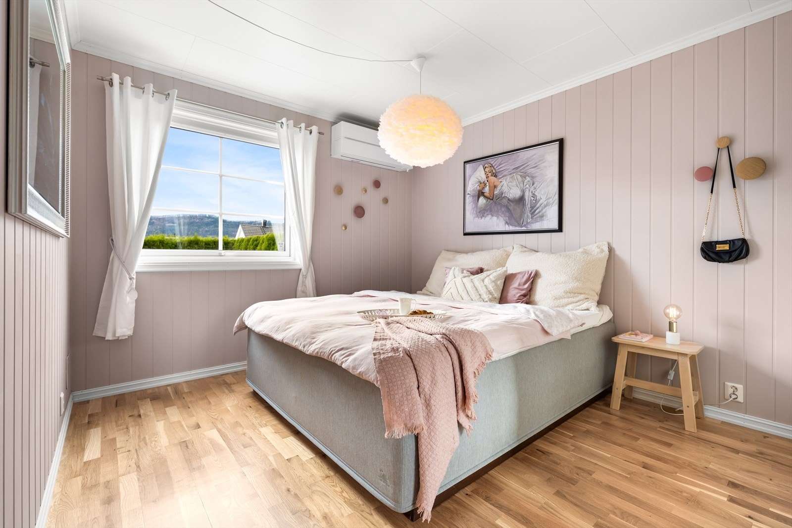 Hovedsoverom med god plass til dobbeltseng. Galleribilde