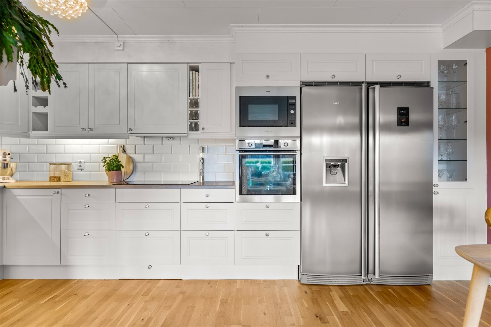 Godt med oppbevaringsplass. Hvitevarer med kjøl/fryseskap, oppvaskmaskin, induksjonstopp, micro og stekeovn. Galleribilde