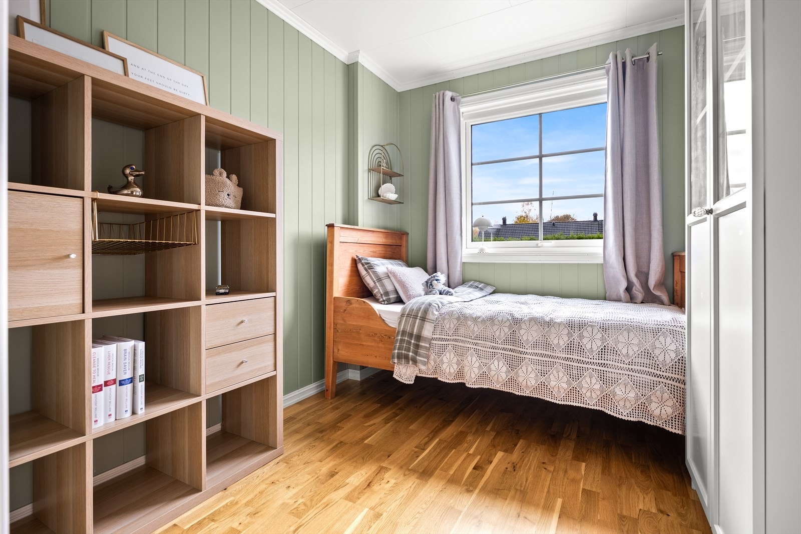 Soverom 2 med arealer som passer godt som barnerom. Galleribilde