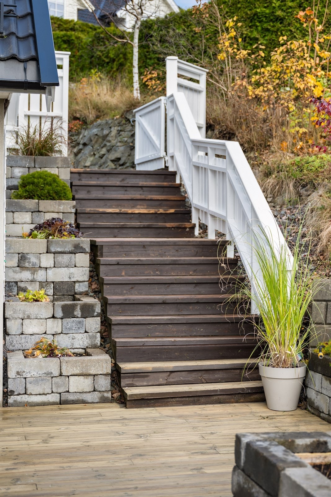 Leiligheten ligger som sokkelleilighet og har hyggelige uteområder. Galleribilde
